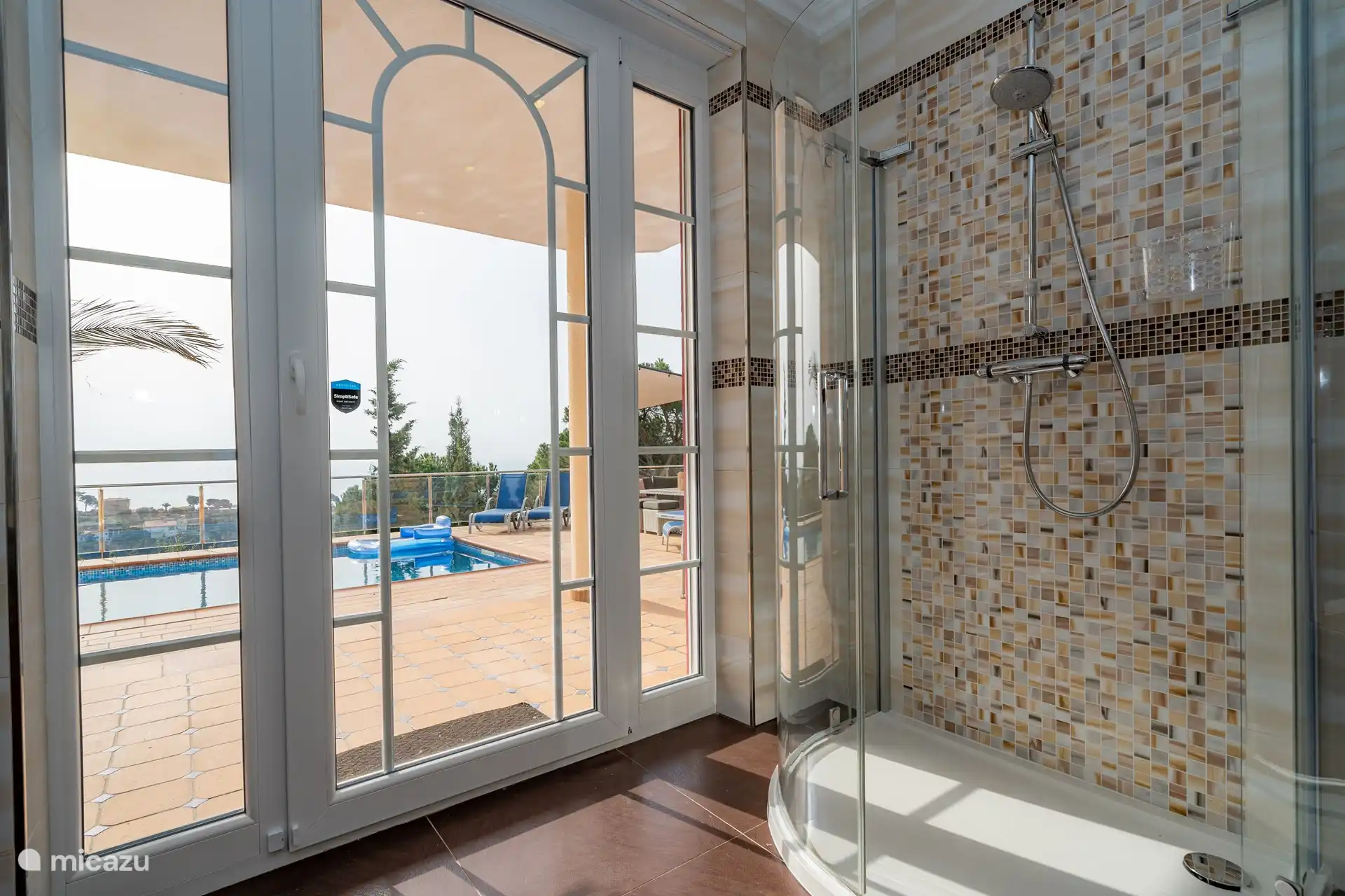 L’étage inférieur est situé au niveau de la piscine