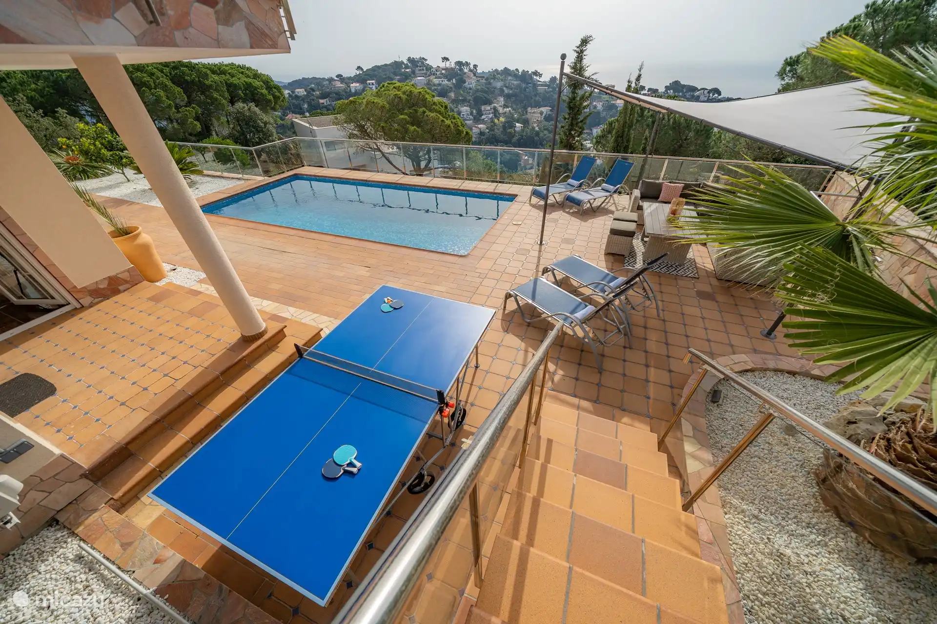 Avec transats et table de ping-pong