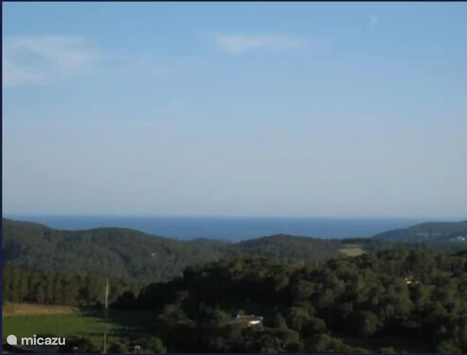 Der Garten besteht aus mehreren Schichten und auf der obersten Schicht können Sie eine schöne Aussicht genießen.