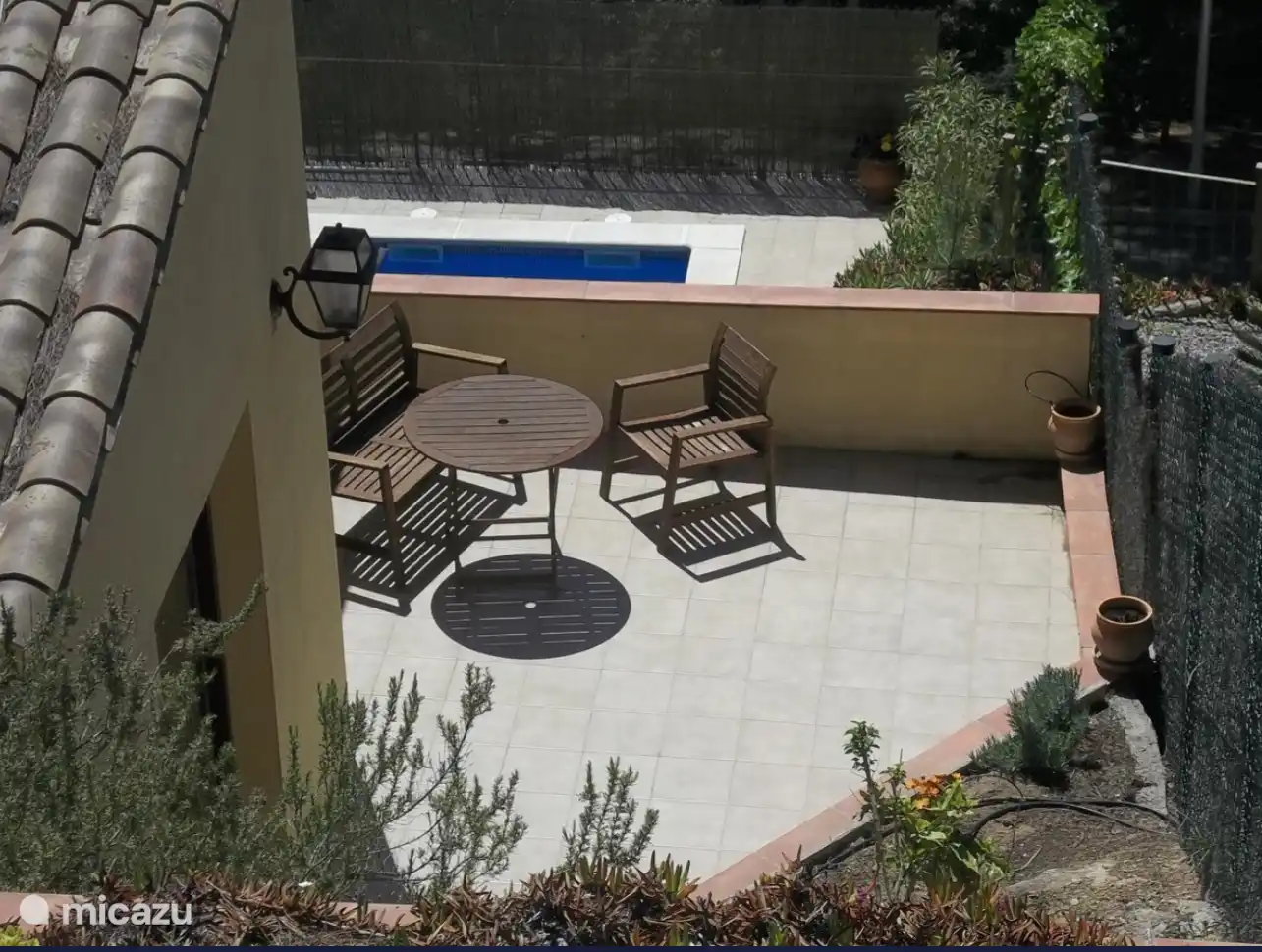 Private Terrasse neben dem Doppelzimmer 