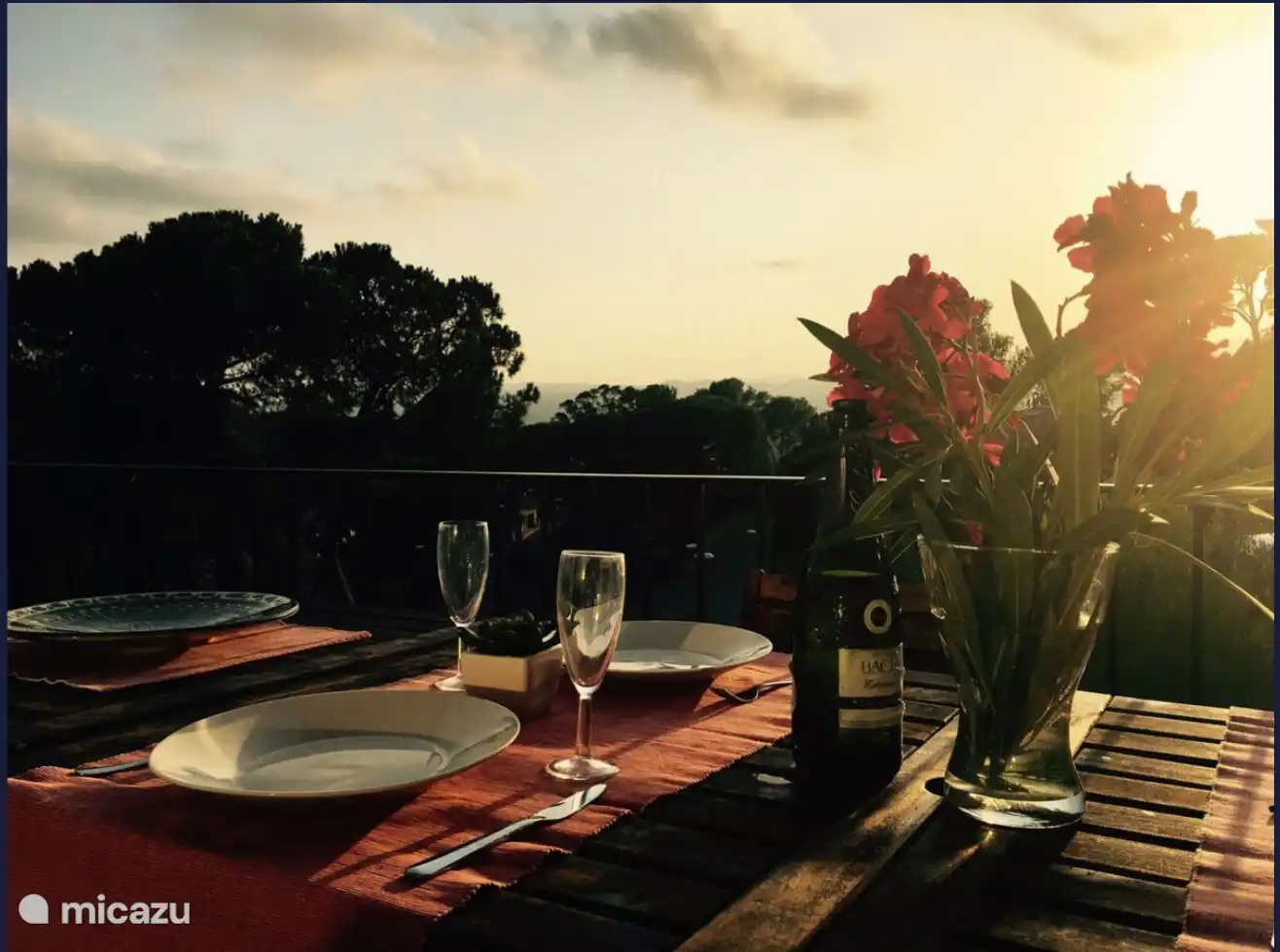 Genießen Sie bei Sonnenuntergang ein Glas Cava auf einer der Terrassen 