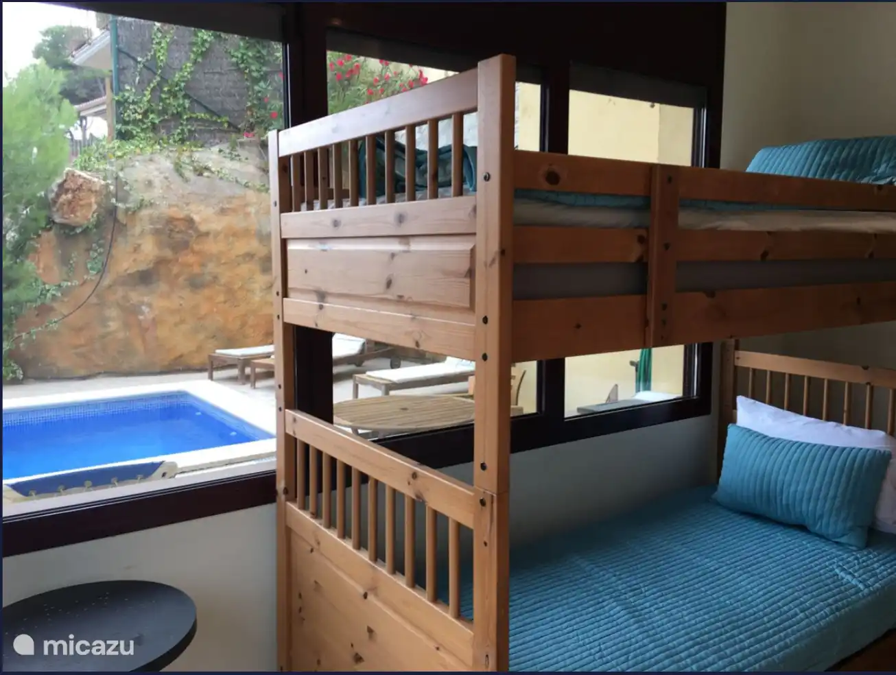 Zimmer mit Etagenbetten mit Blick auf den Pool