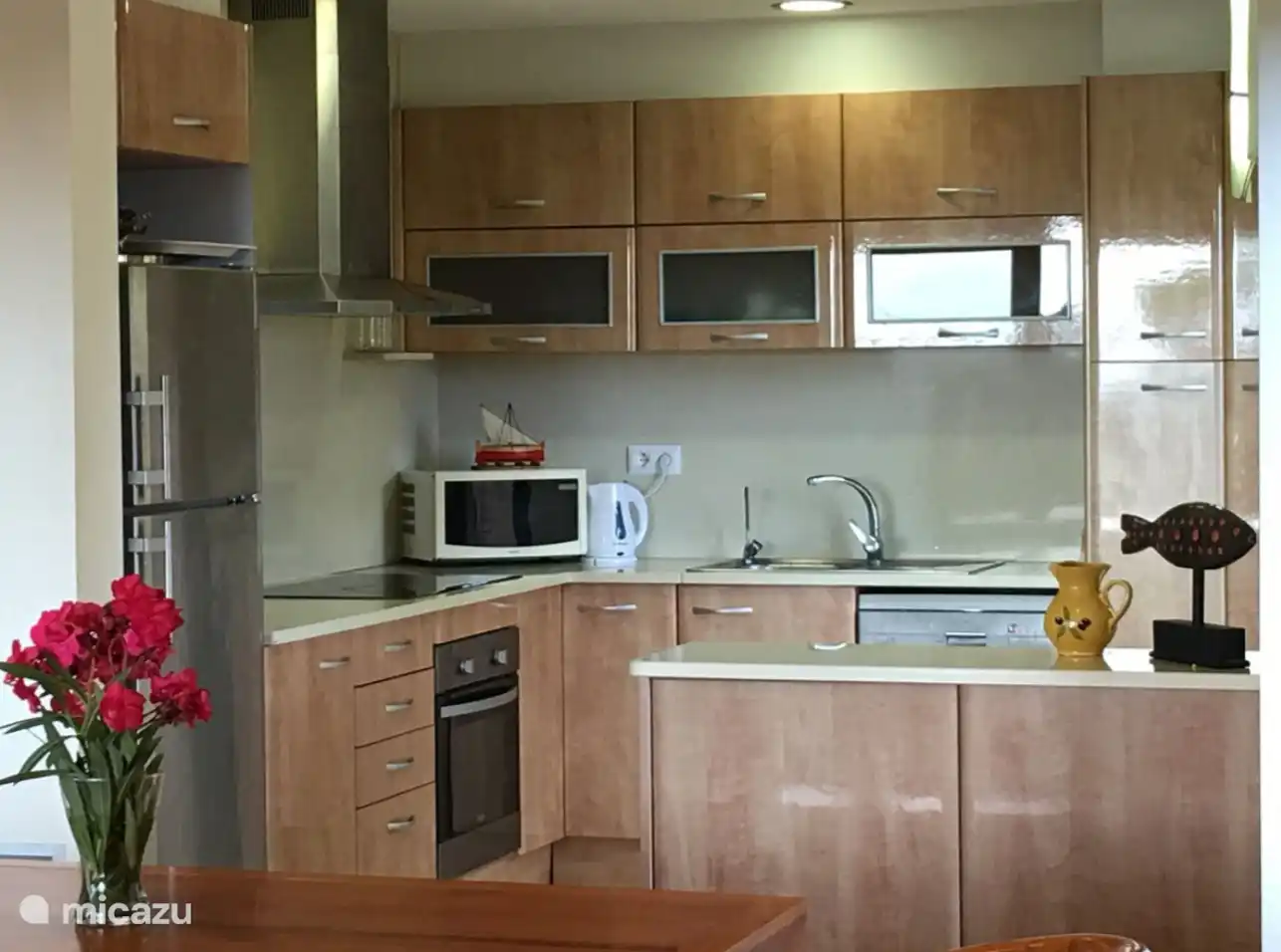 Gut ausgestattete offene Küche