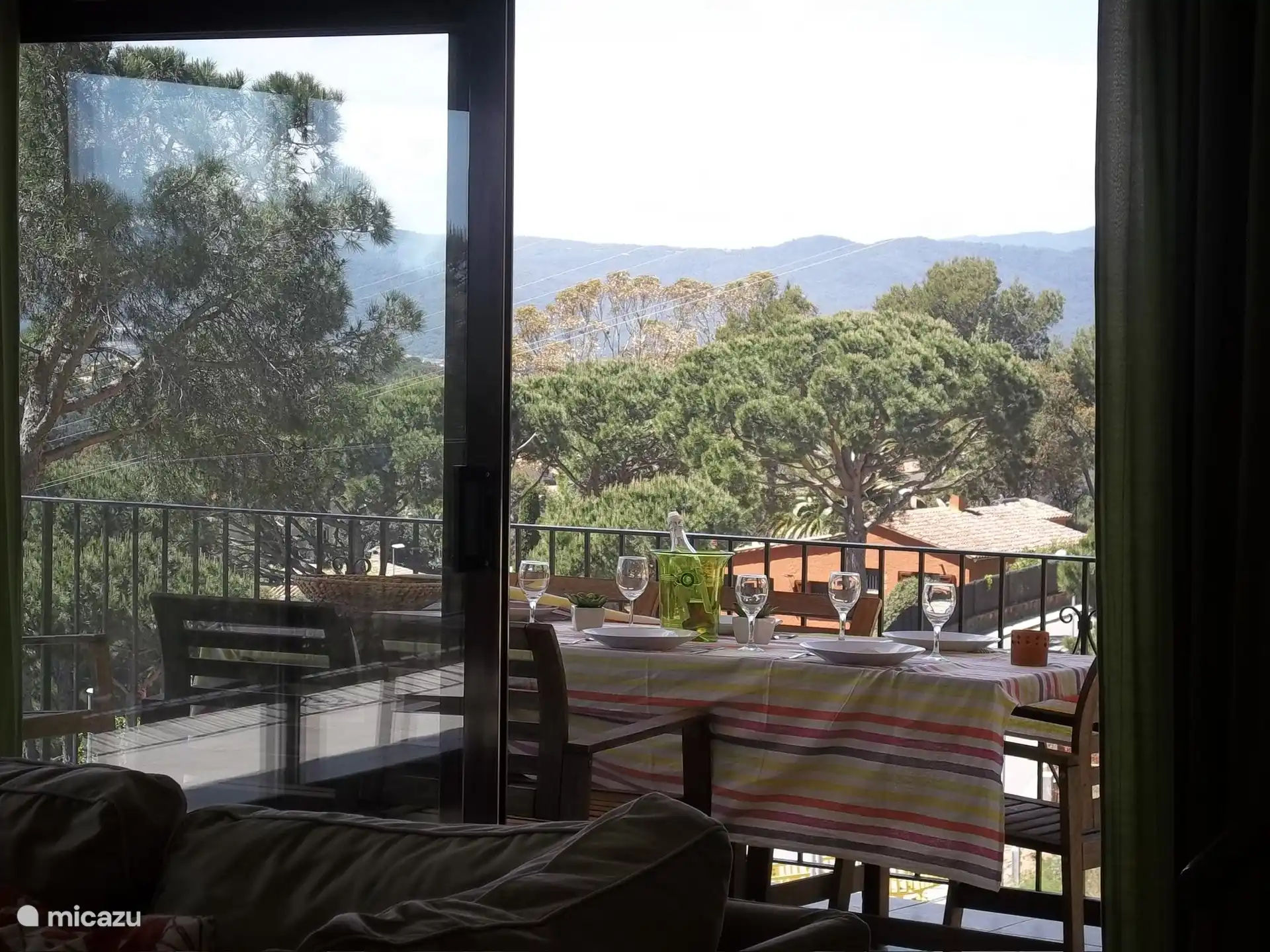 Gemütliches Abendessen auf der Terrasse