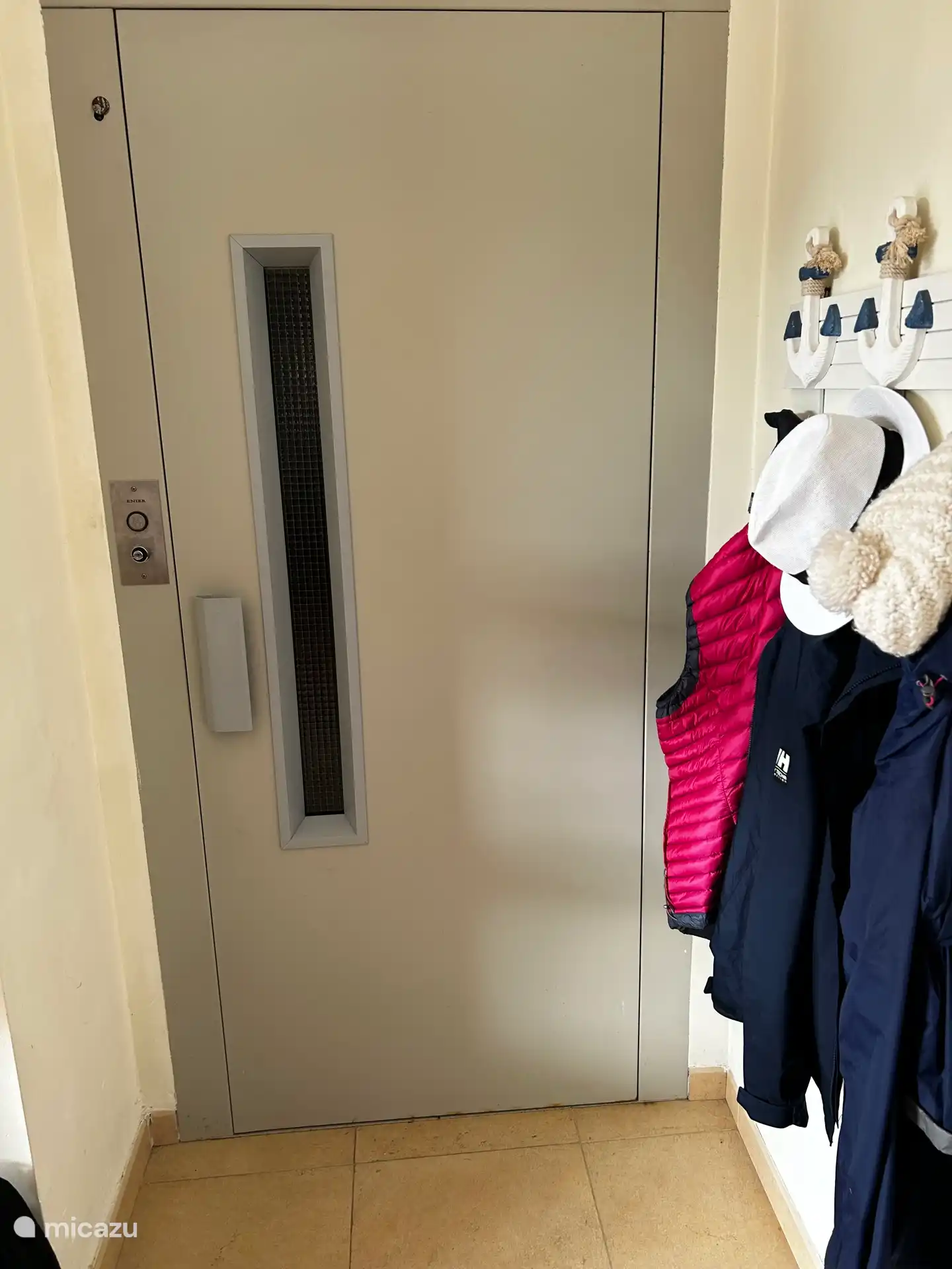 Es gibt einen Lastenaufzug, um Gegenstände von der Garage nach oben zu schicken 