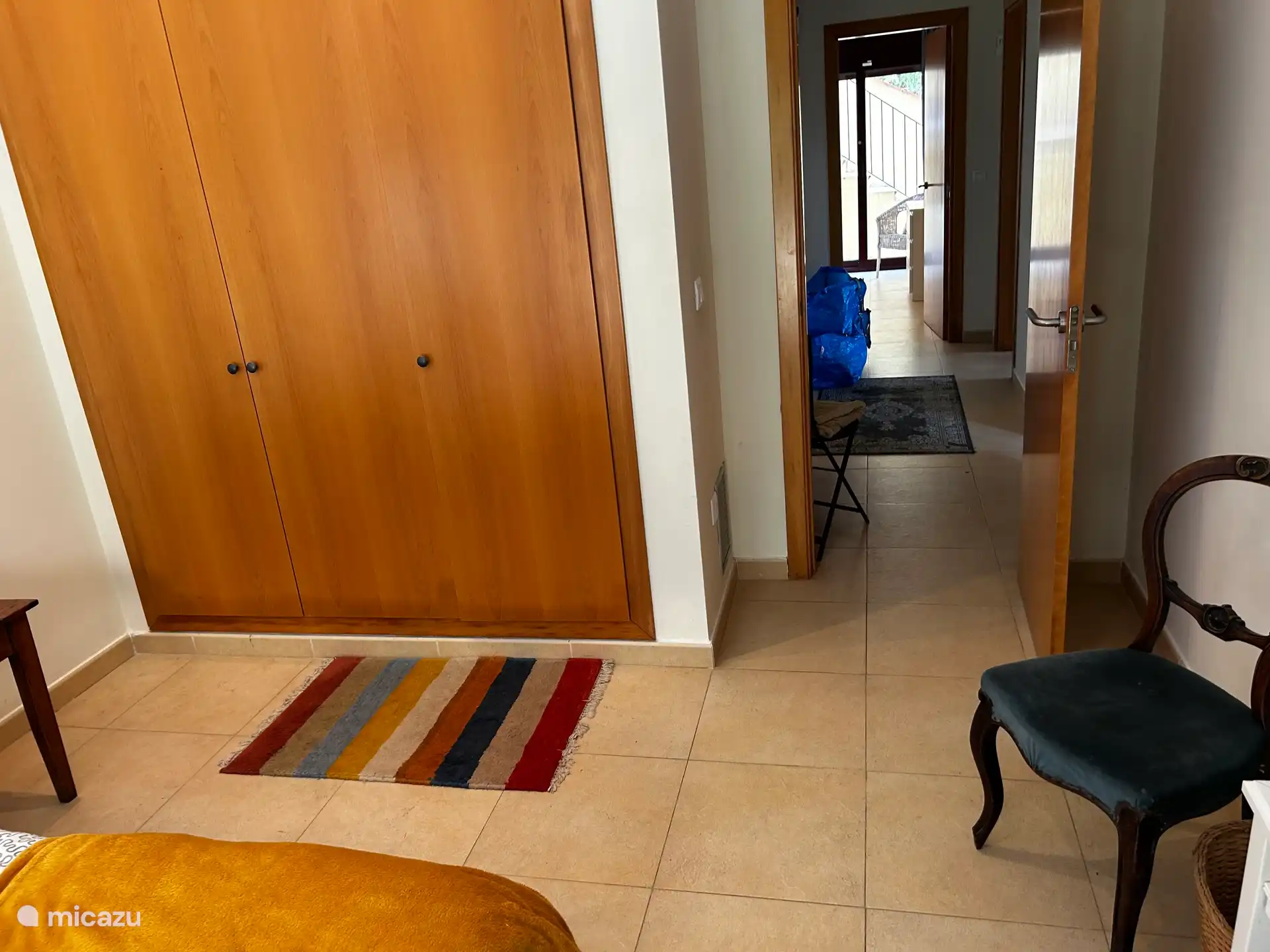 Schrank und Flur des Doppelzimmers 