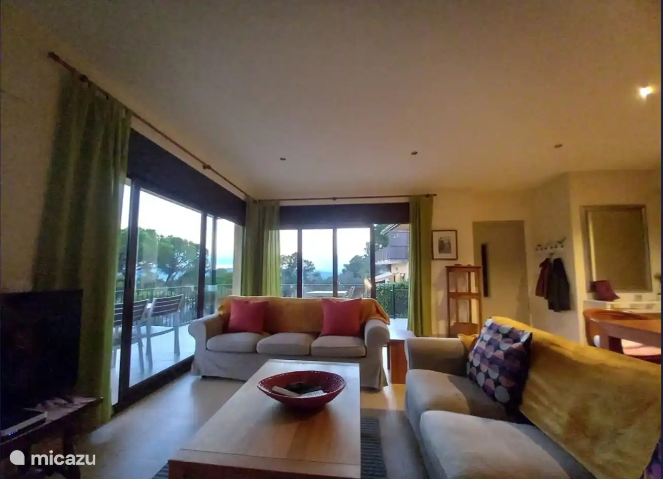 Das gemütliche, geräumige Wohnzimmer verfügt über eine Terrasse sowohl an der Vorder- als auch an der Seite