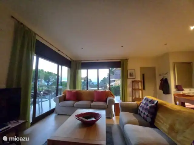 Villa Begur en España, Costa Brava, Begur - villa La acogedora y espaciosa sala de estar tiene una terraza tanto en la parte delantera como en la lateral