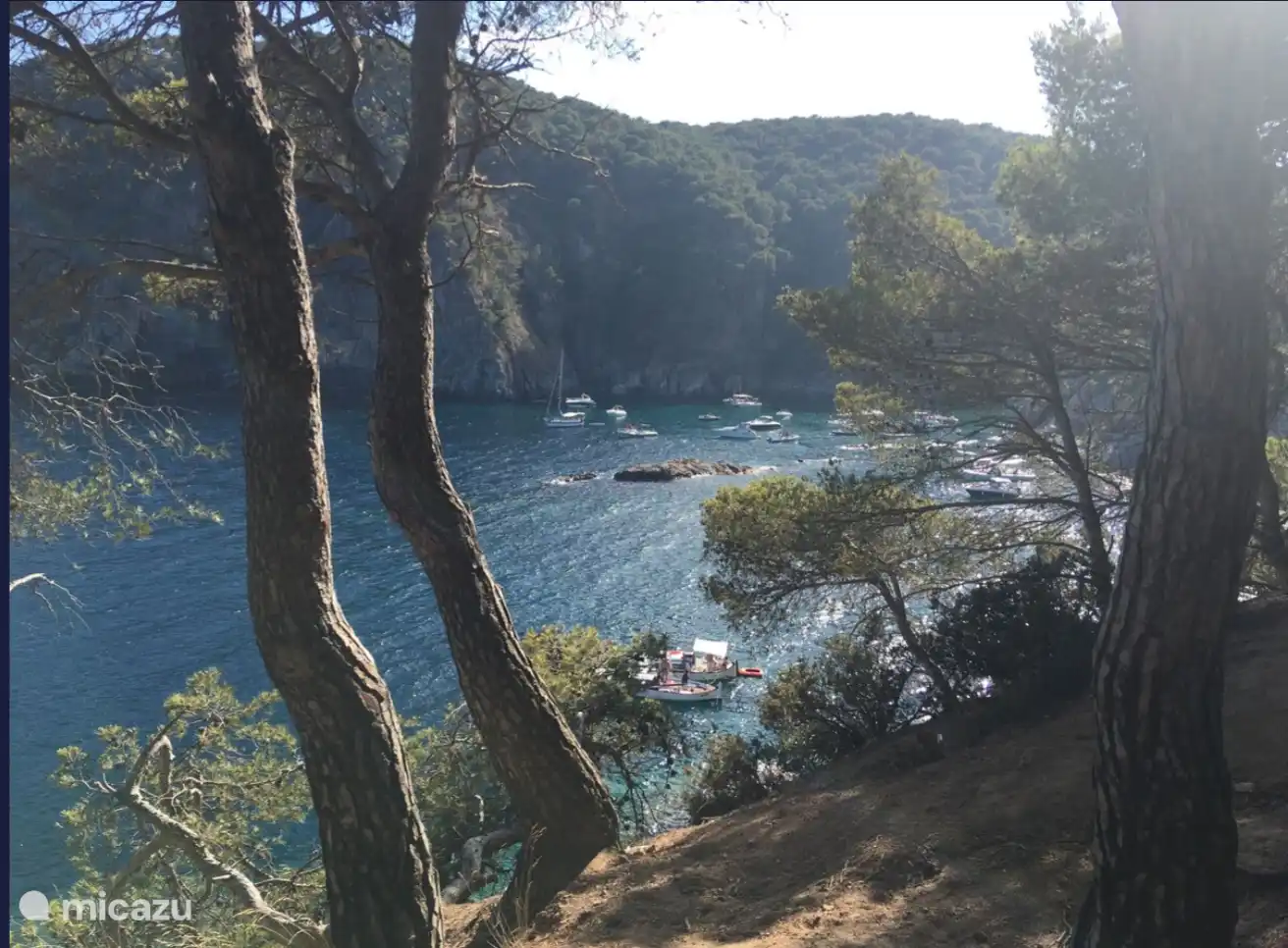 Ein schöner Spaziergang entlang der Küste führt Sie zu mehreren kleinen Buchten