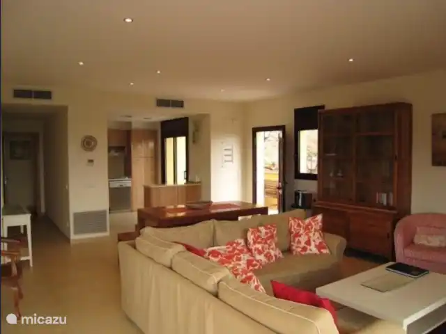 Villa Begur en España, Costa Brava, Begur - villa A través de la puerta principal se ingresa a la cocina / sala de estar