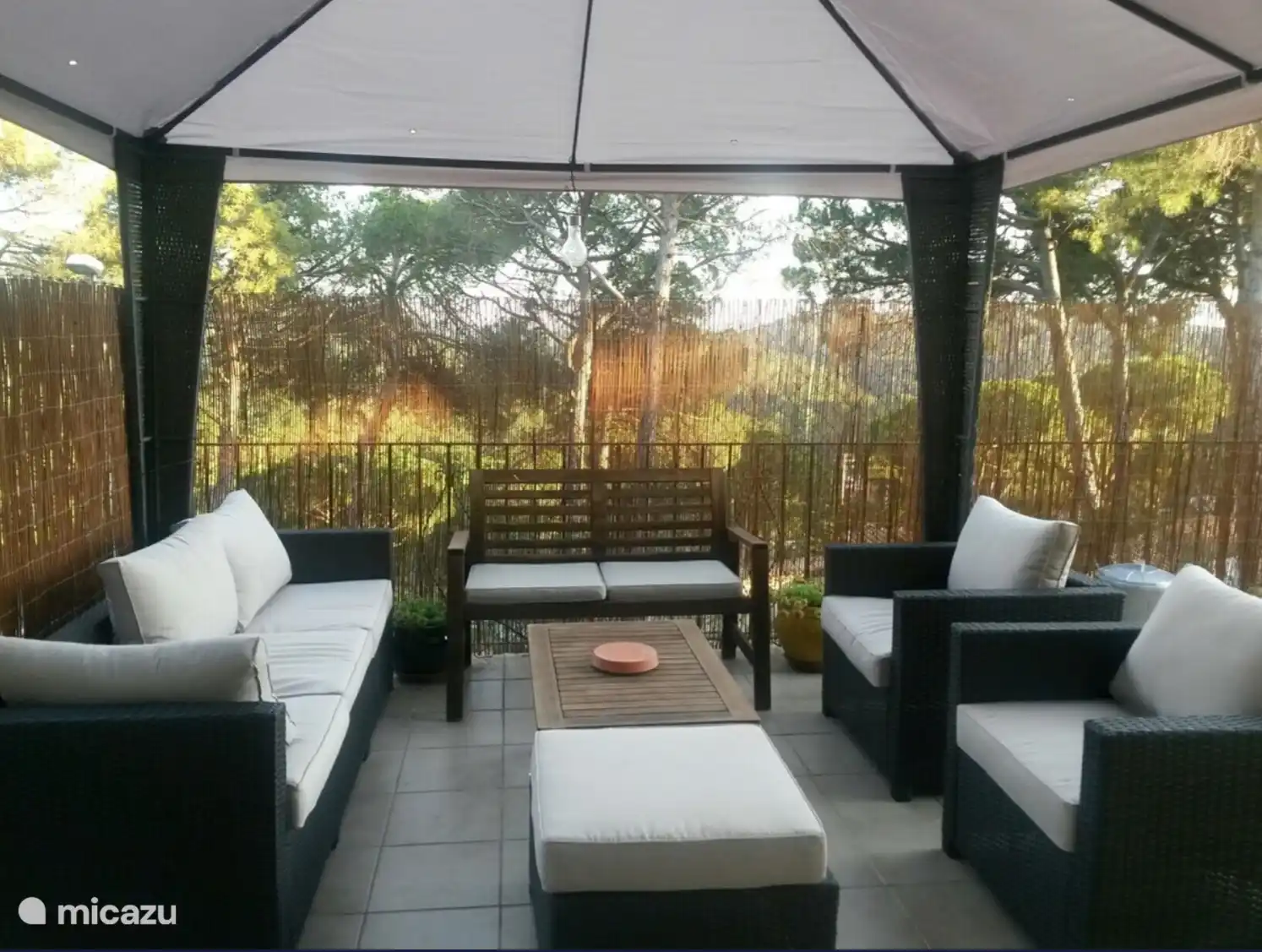 Überdachte Lounge am Pool