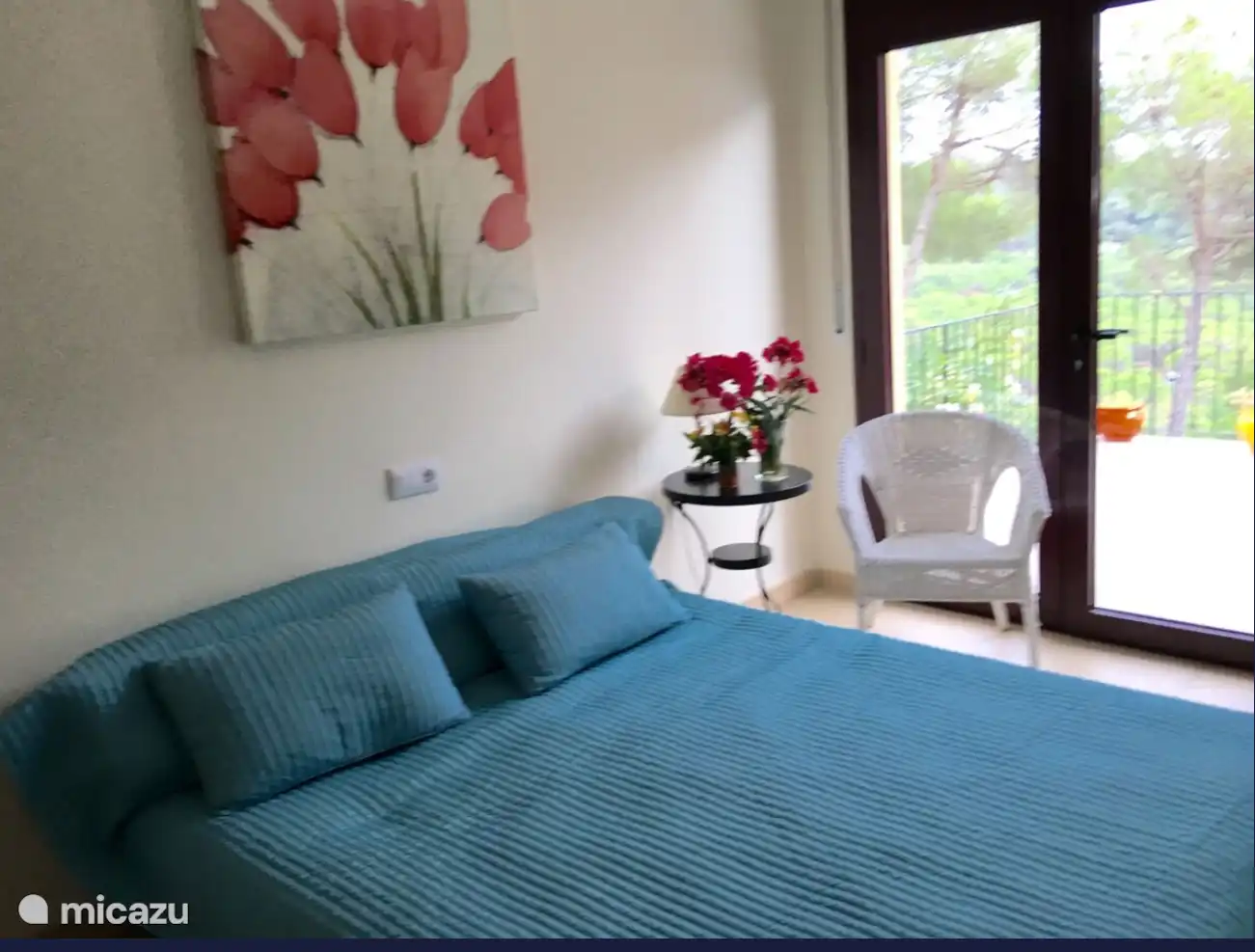 Schlafzimmer mit Queensize-Bett am Pool I Tag neben dem Zimmer mit dem Etagenbett