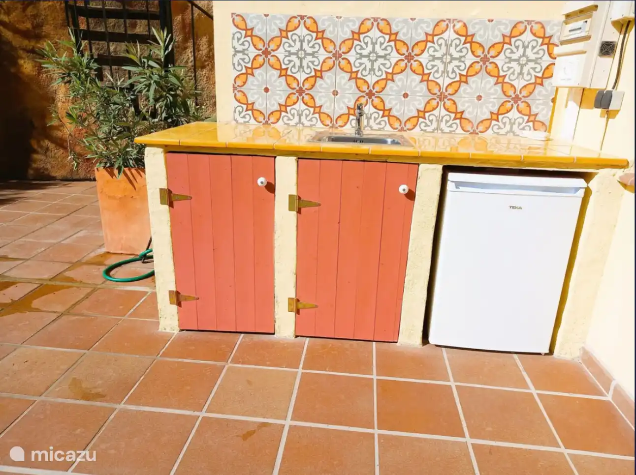   Bar im Freien mit Kühlschrank