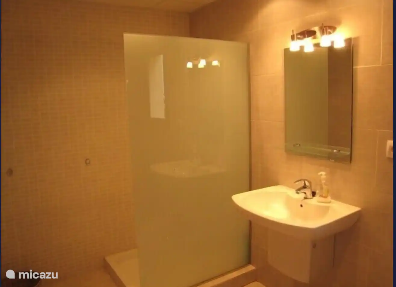 Gemeinschaftsbad der Schlafzimmer auf Poolebene