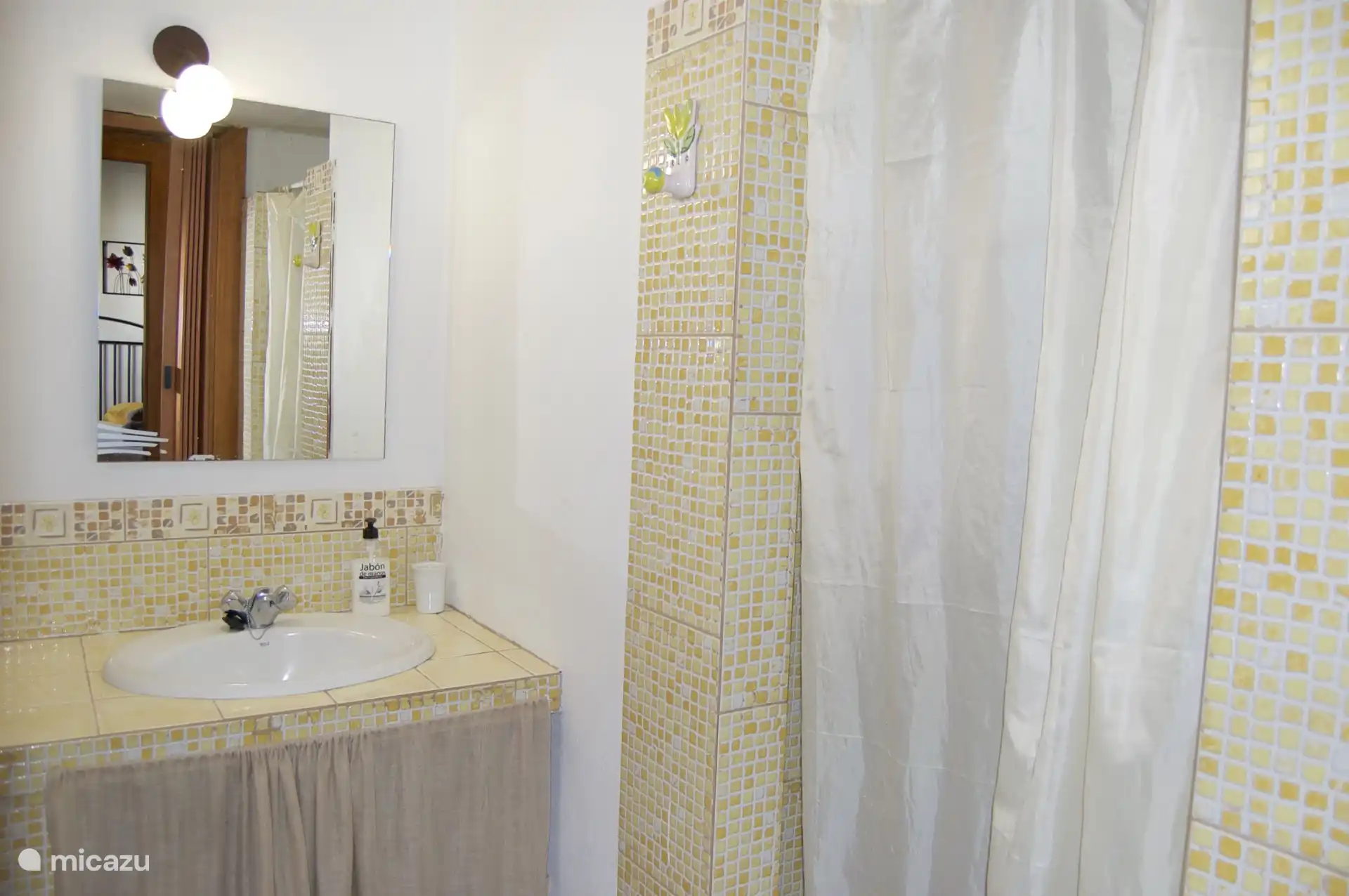 Das Badezimmer mit Dusche