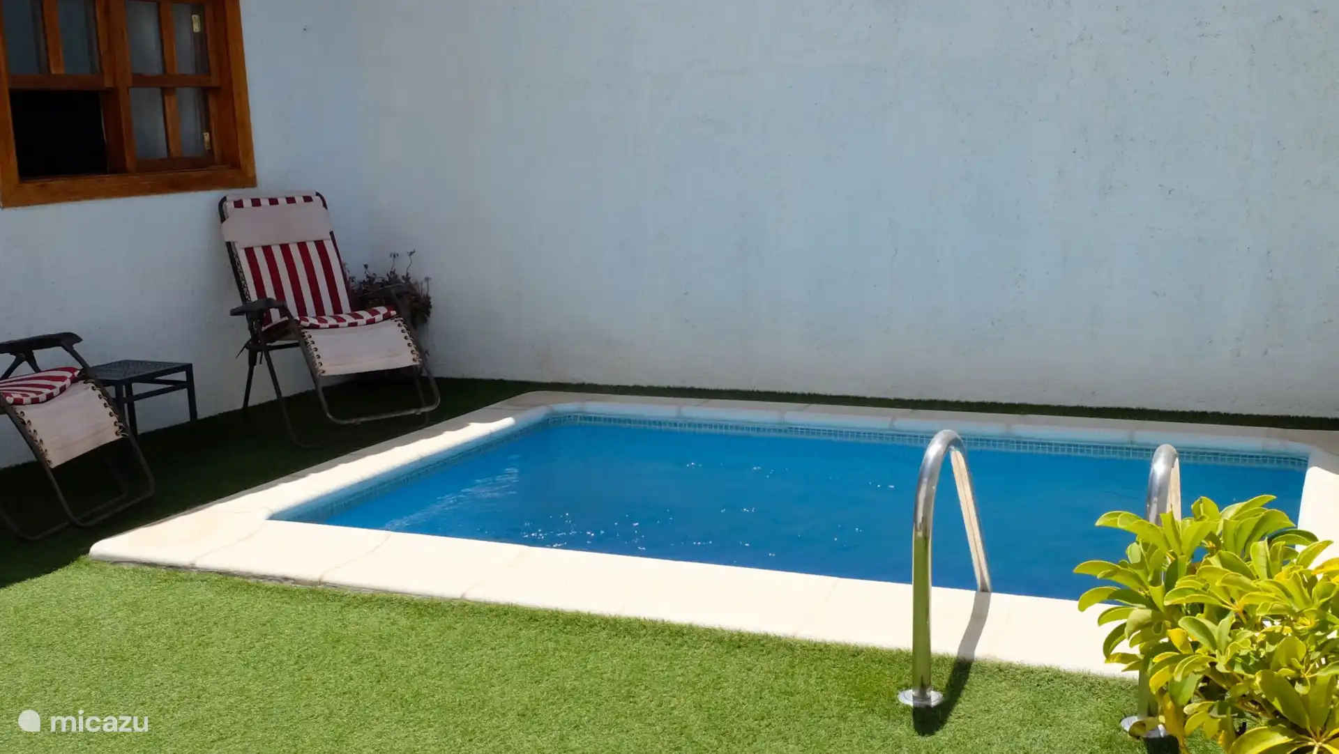 Ihr eigener privater Pool mit bequemen Stühlen