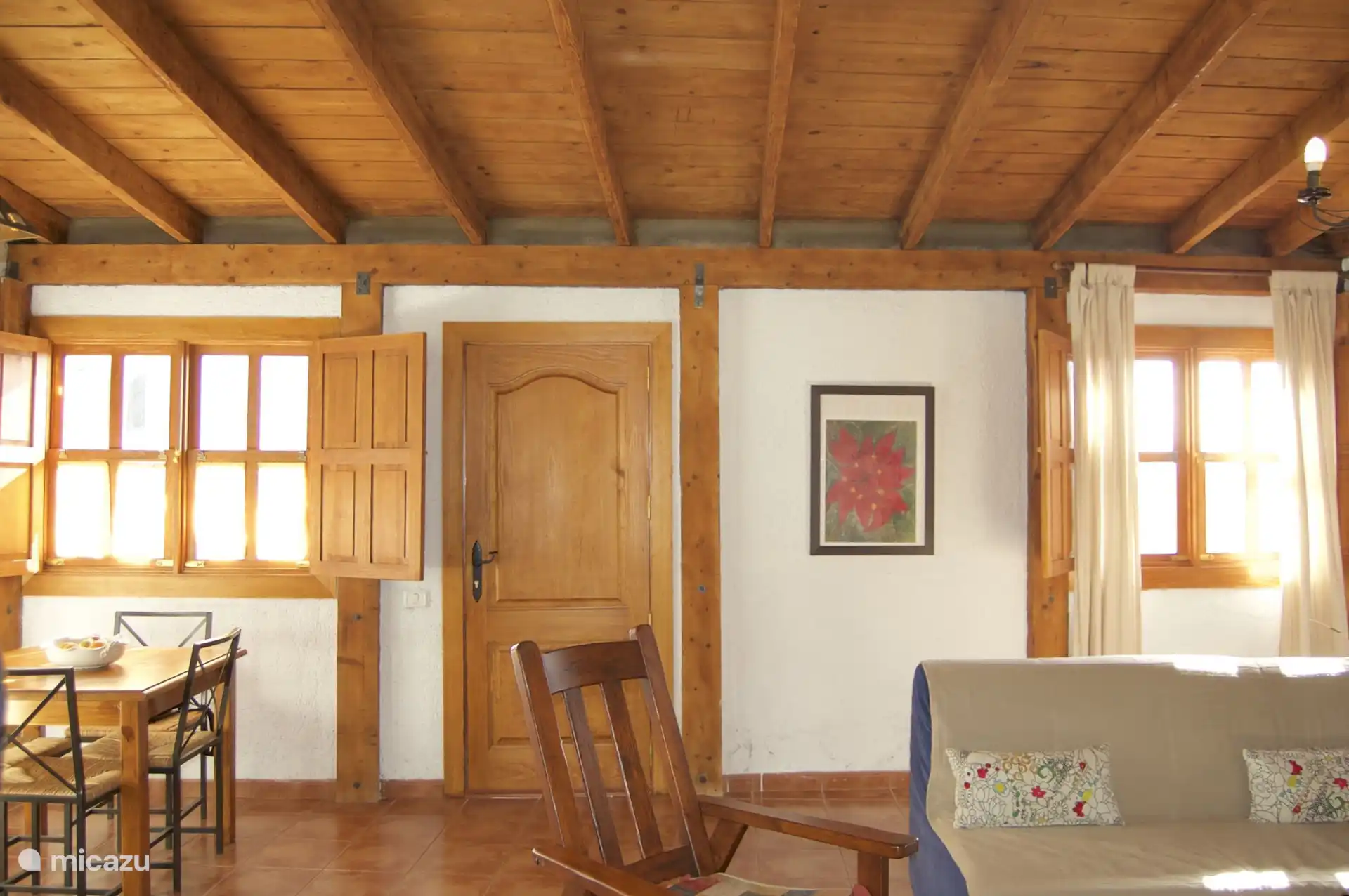 Das gemütliche Wohnzimmer mit Esstisch