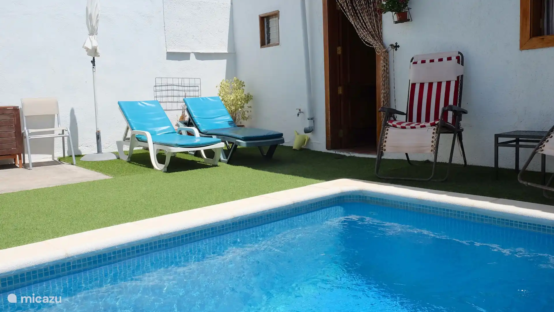 Sonnenliegen sind ebenfalls verfügbar 