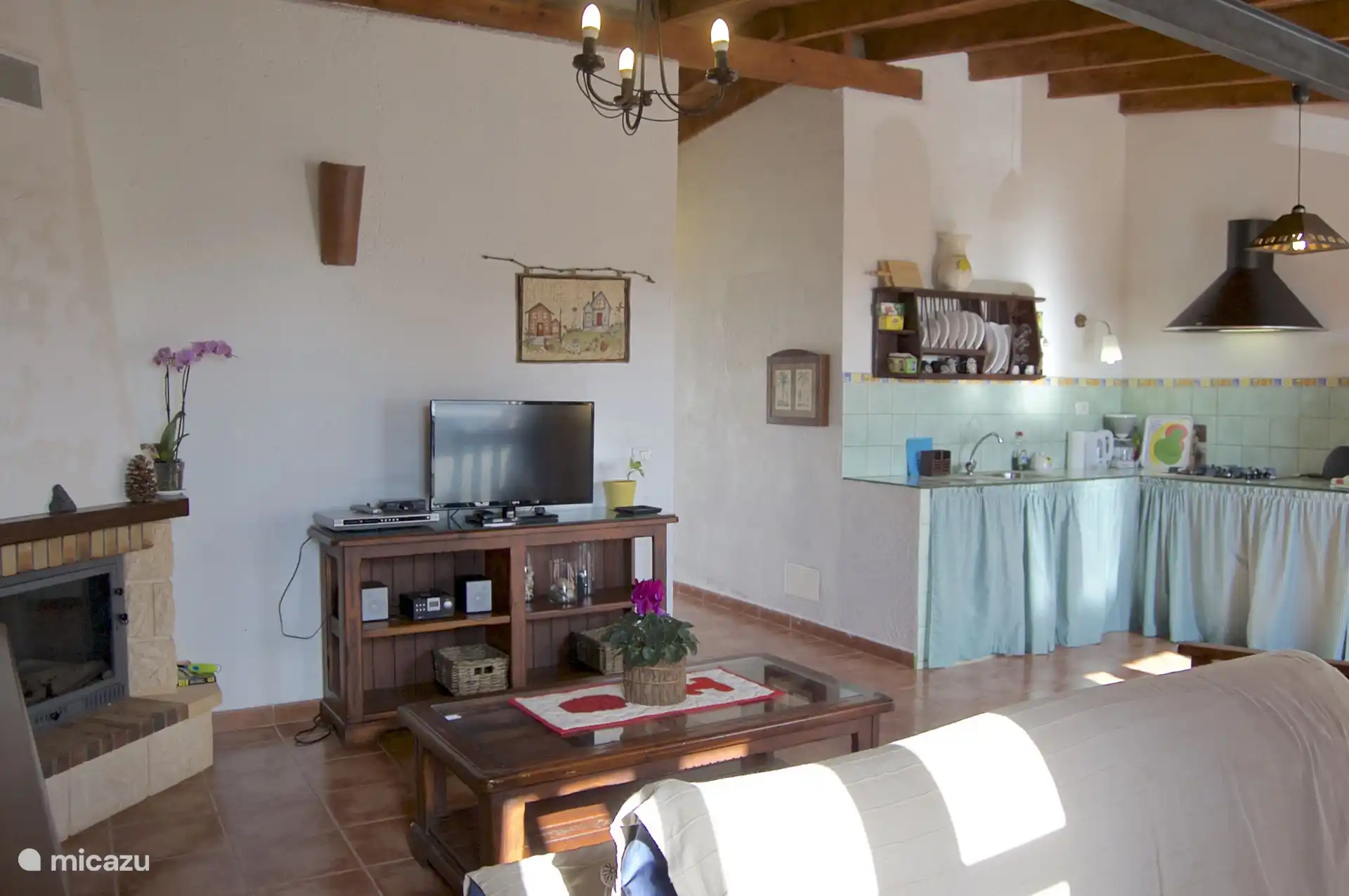 Das Wohnzimmer mit offener Küche