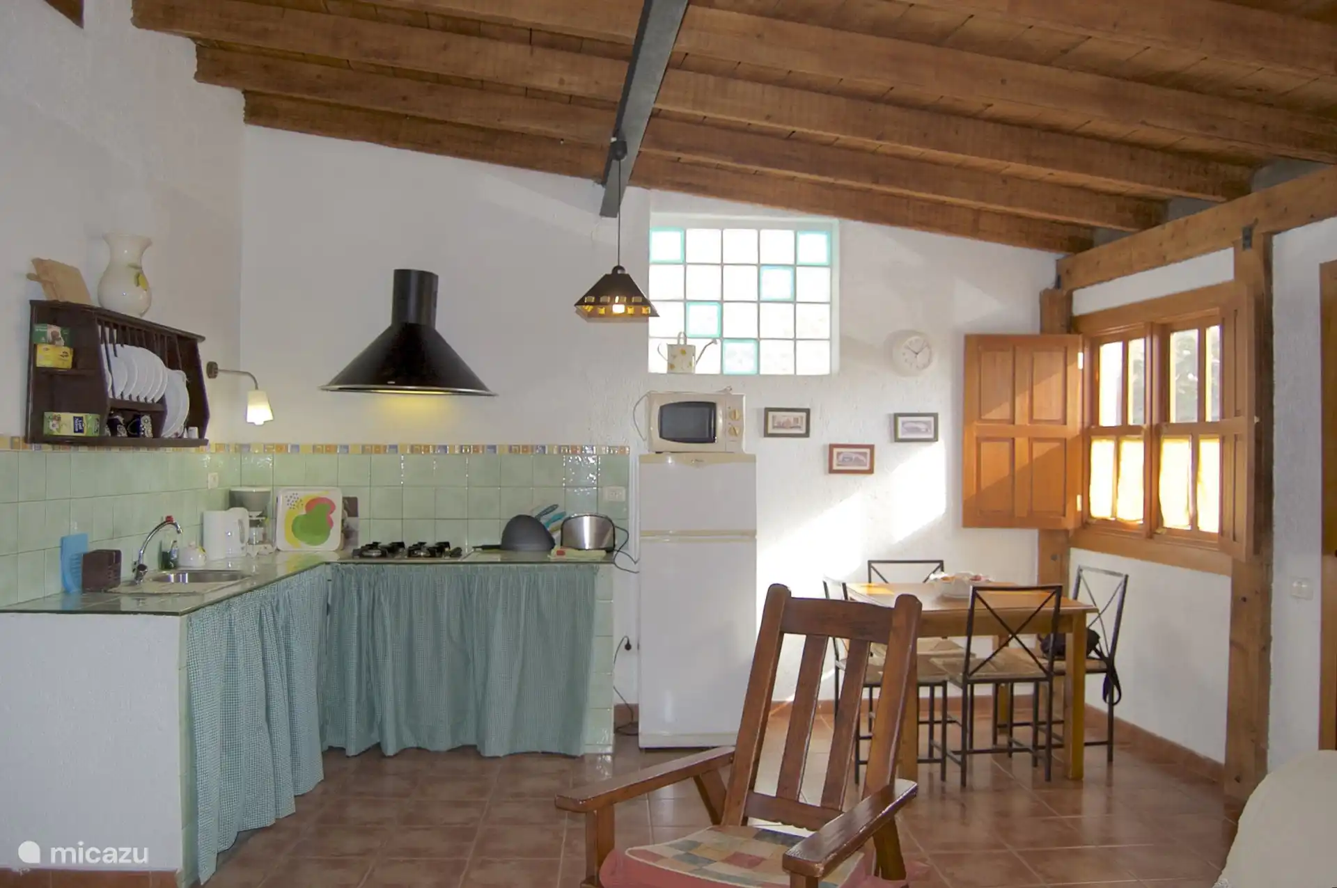 Die offene Küche ist komplett ausgestattet