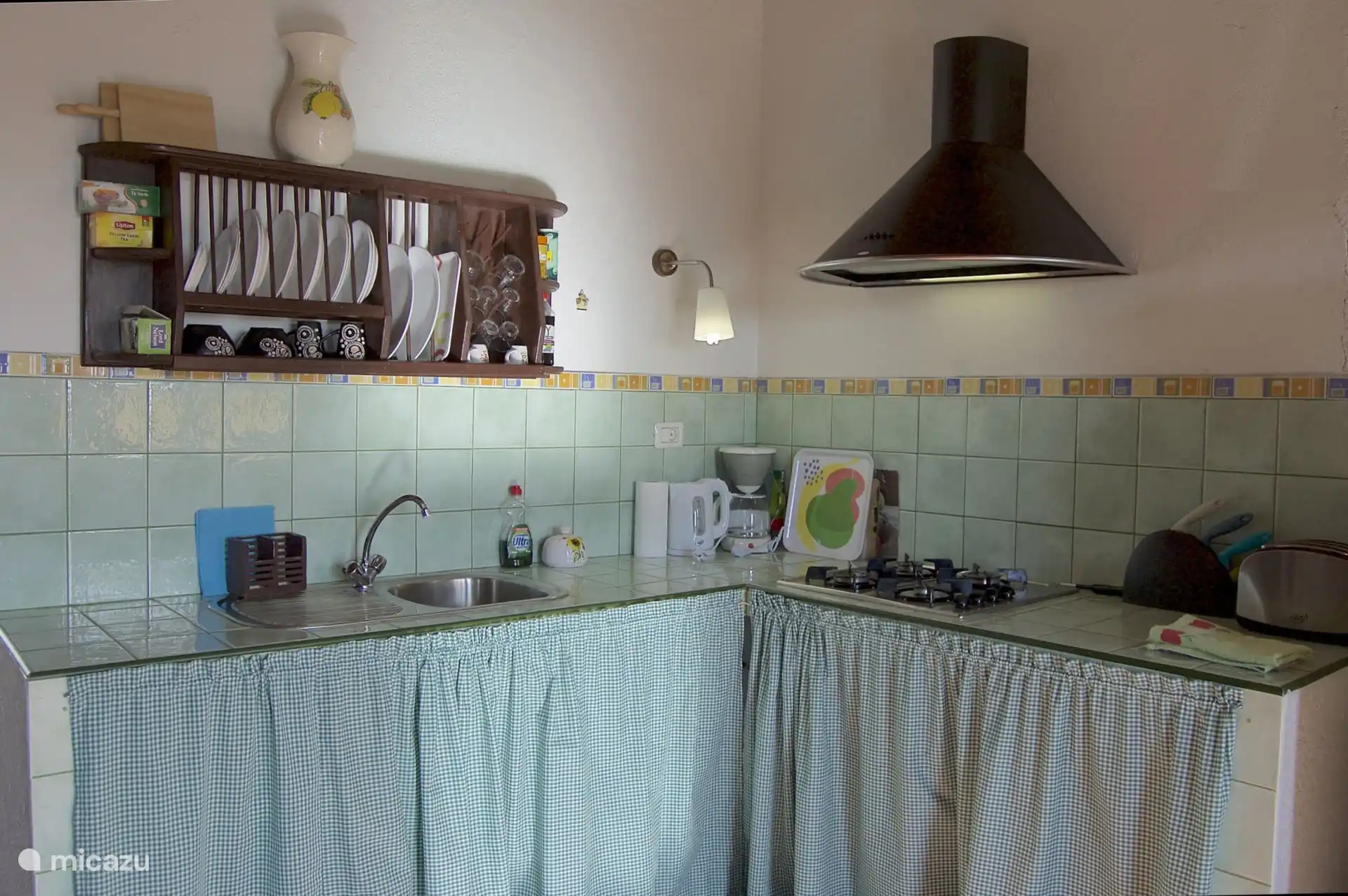 Die offene Küche ist komplett ausgestattet