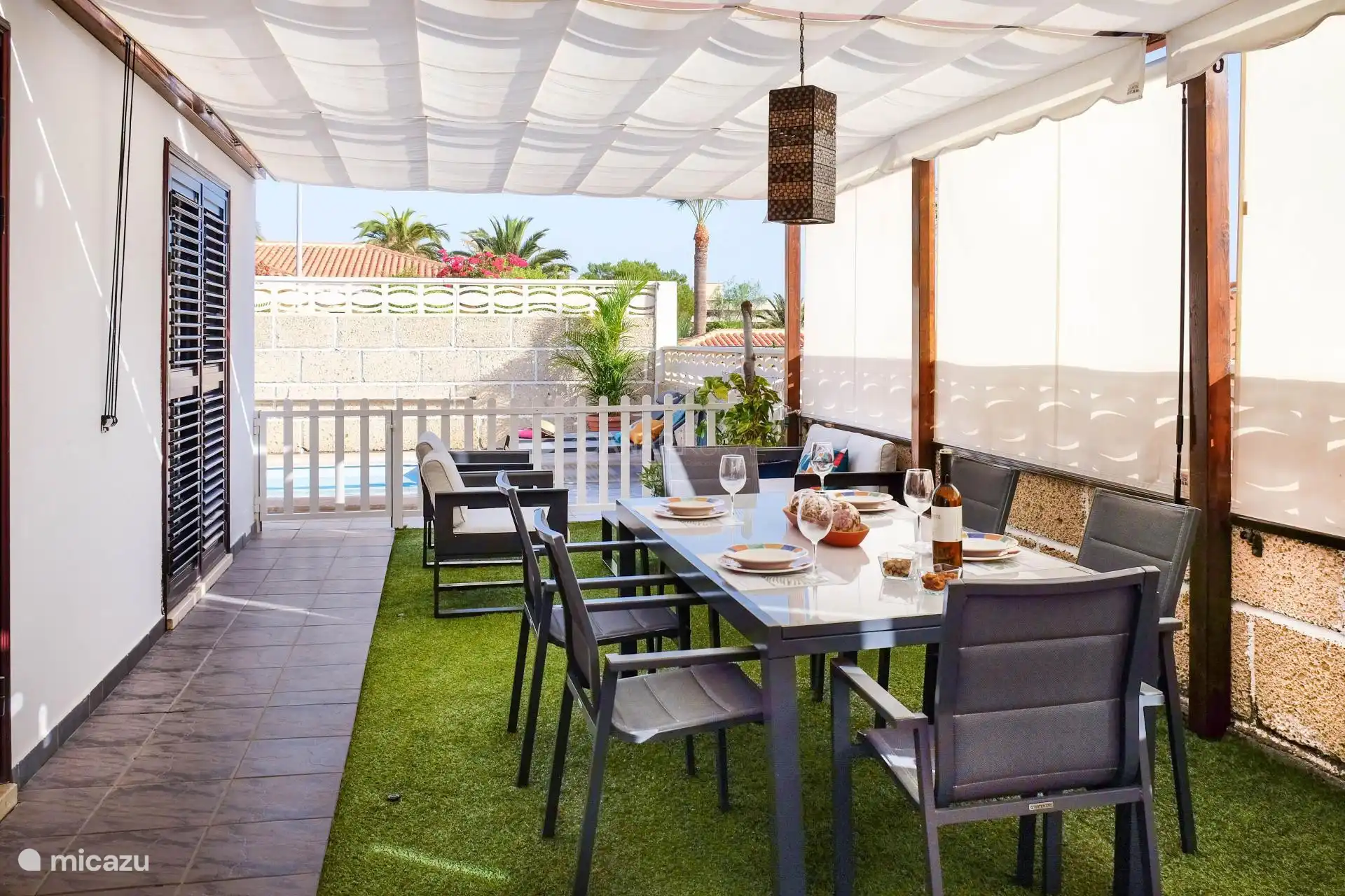 Die Terrasse mit Esstisch und Lounge