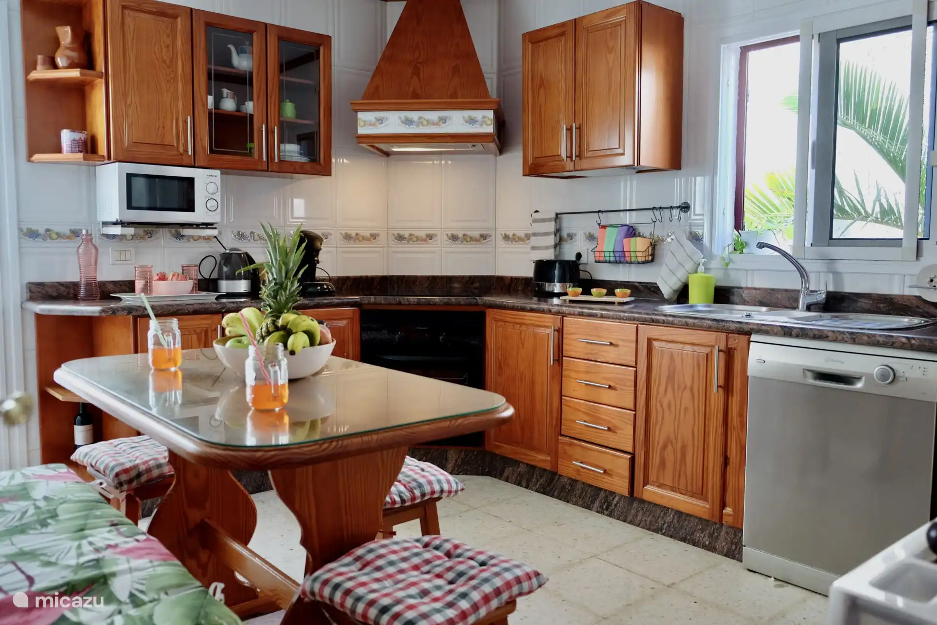 Die Küche ist komplett ausgestattet