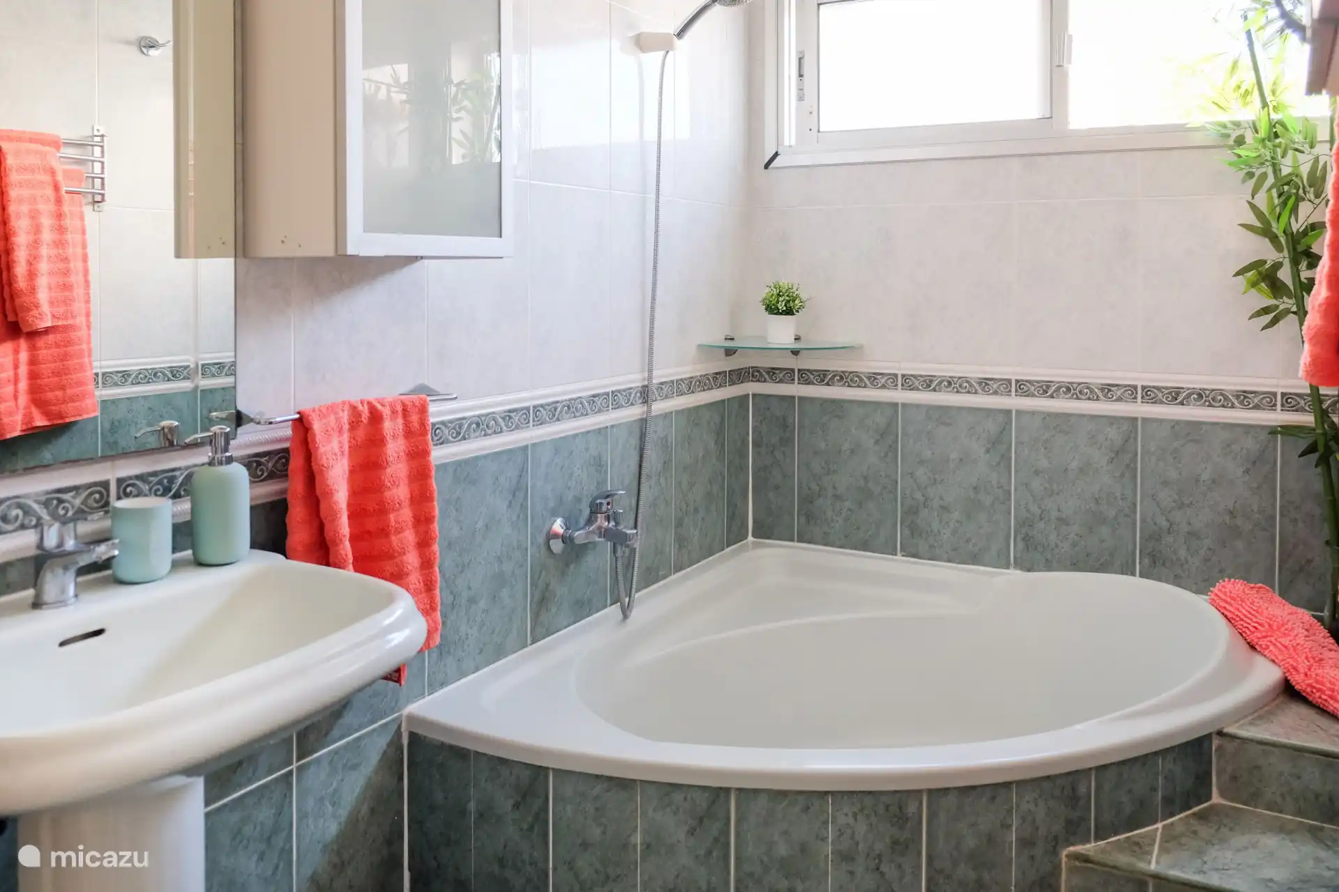 Badezimmer mit Badewanne