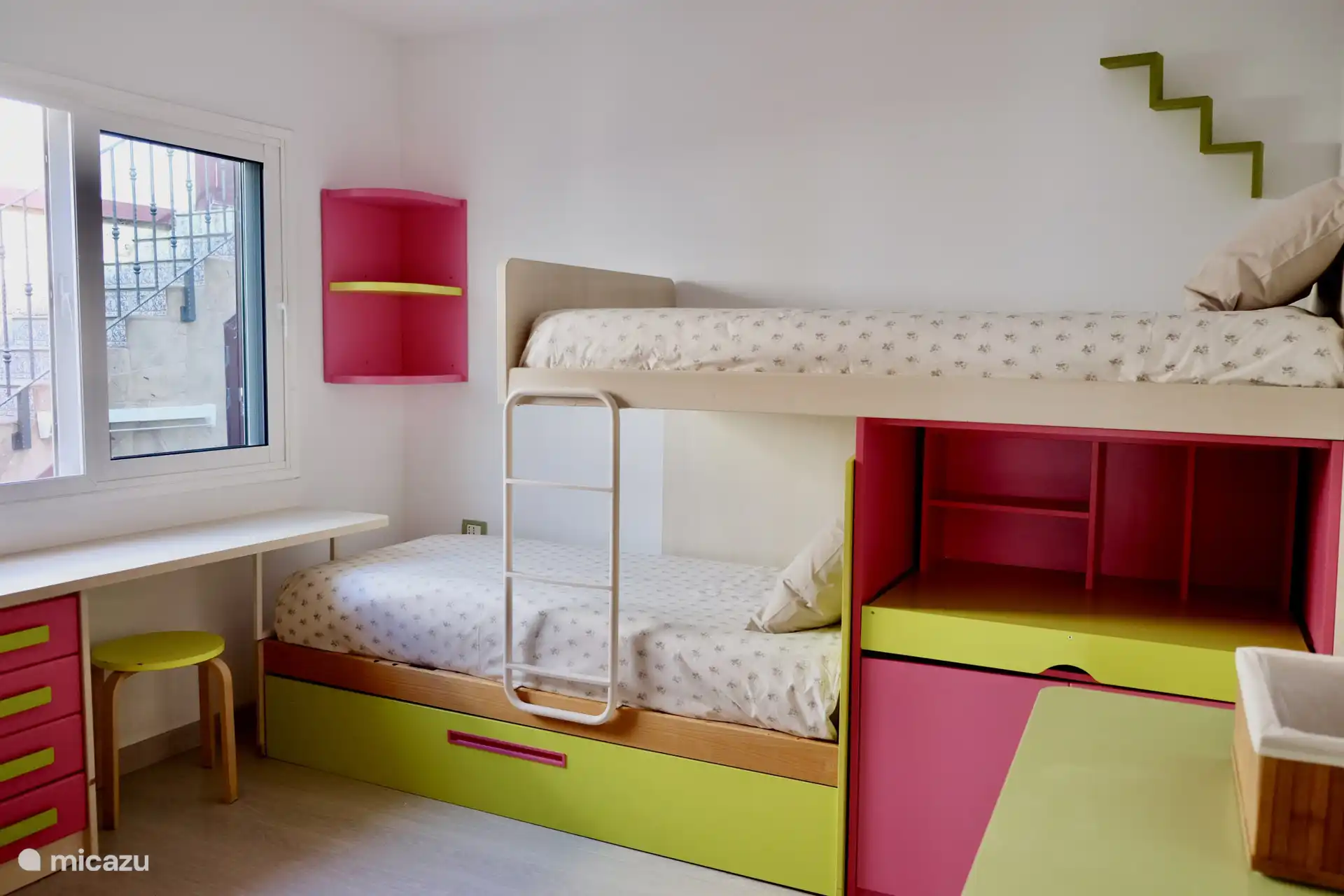 Schlafzimmer mit Etagenbetten, ideal für Kinder
