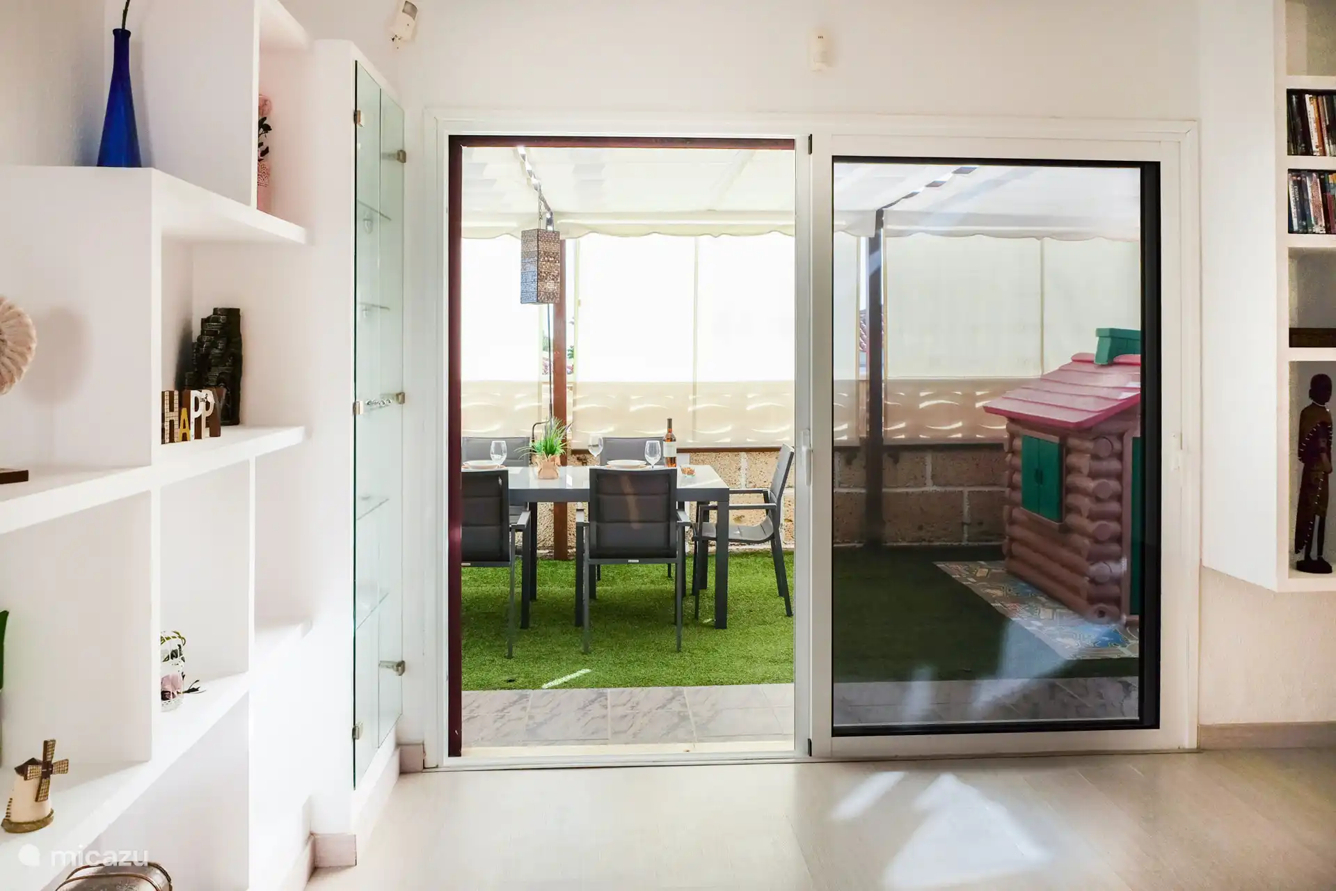 Durchgang zum Tisch und zum Schauspielhaus