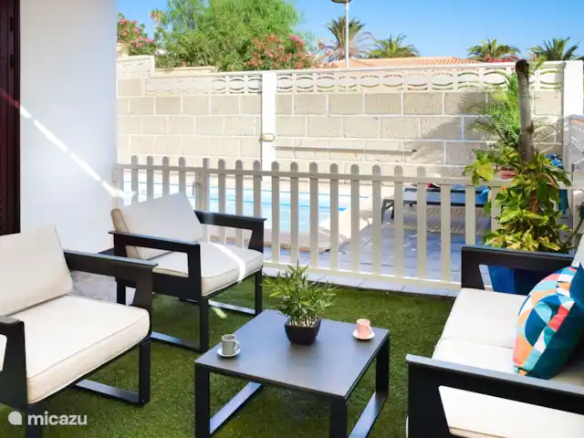 Casa Joya | Espagne, Tenerife, Adeje - maison de vacances Le jardin avec salon. Il y a une barrière de sécurité pour la piscine