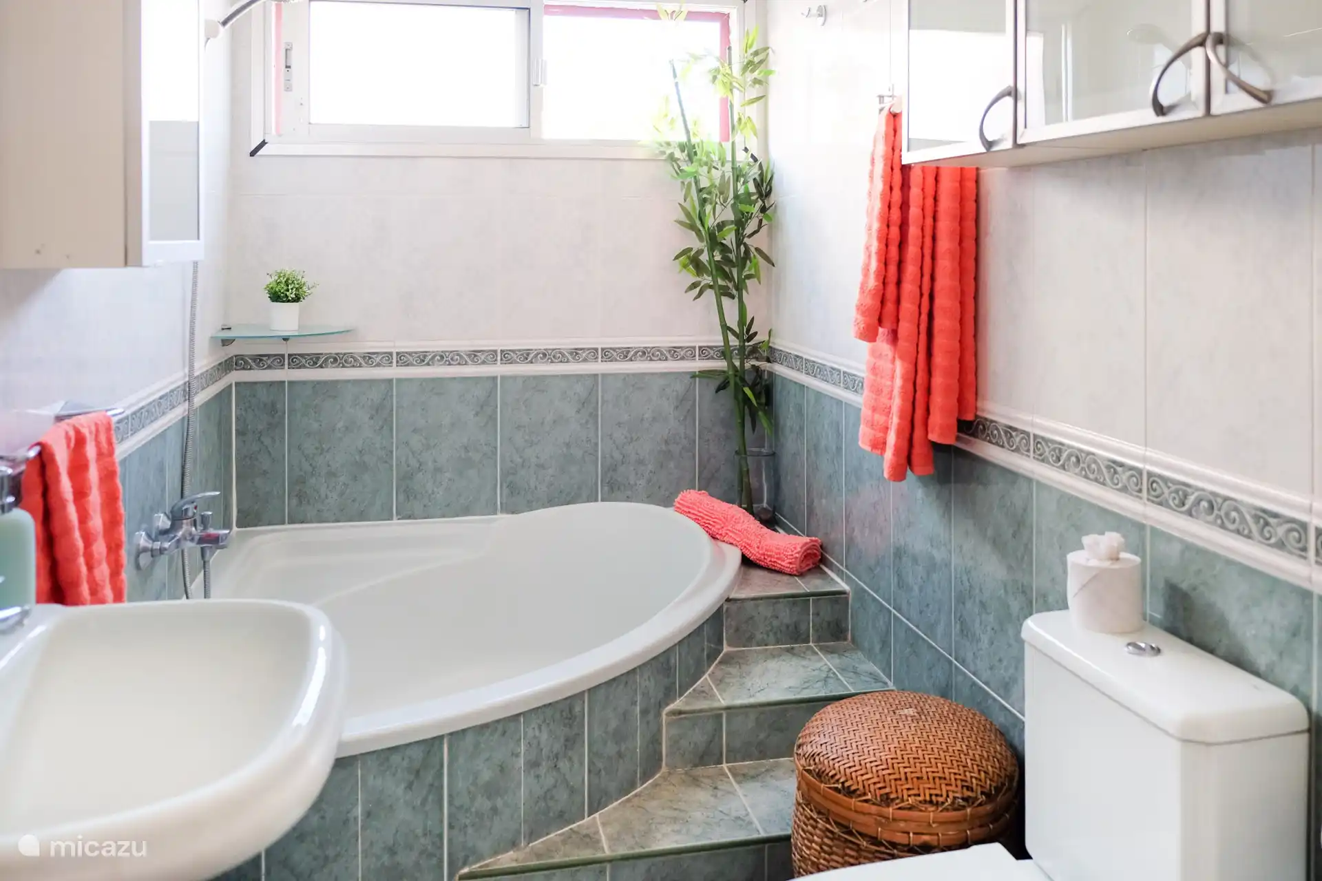 Badezimmer mit Badewanne