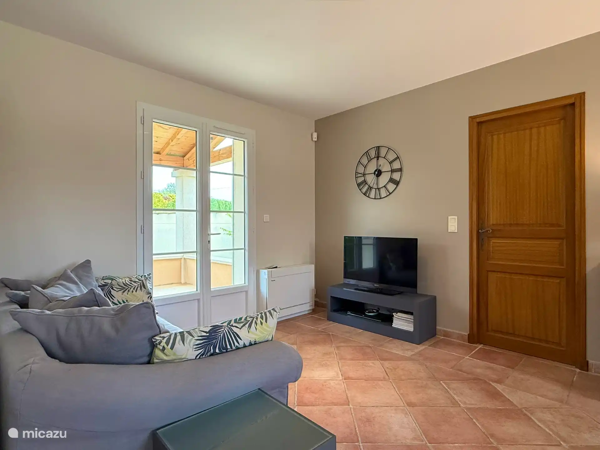 Loungebereich mit TV und Zugang zur Nordterrasse. 