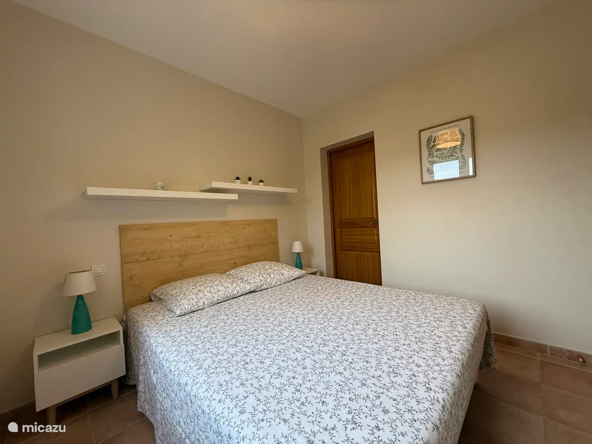 Schlafzimmer im Erdgeschoss mit einem großen Kleiderschrank und einem eigenen Bad.