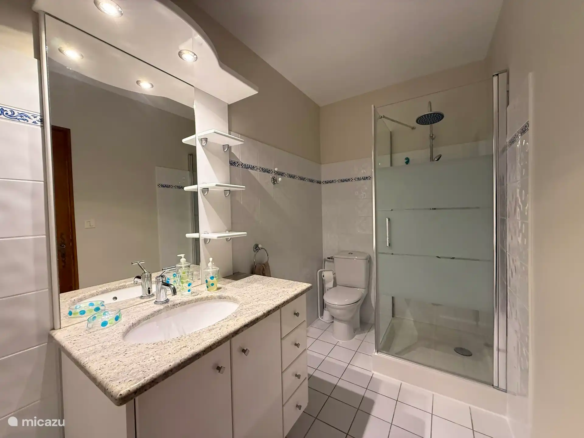 Badezimmer an das Schlafzimmer angeschlossen.