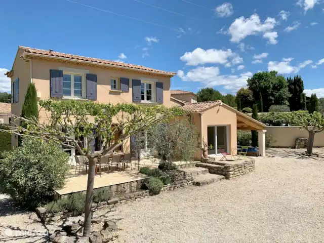 Villa du Jas de Court | France, Vaucluse, Le Barroux - villa Grande cour clôturée, offrant un abri voiture avec une prise renforcée pour voiture électrique (max 3.7 KW) ainsi que des emplacements ombragés.