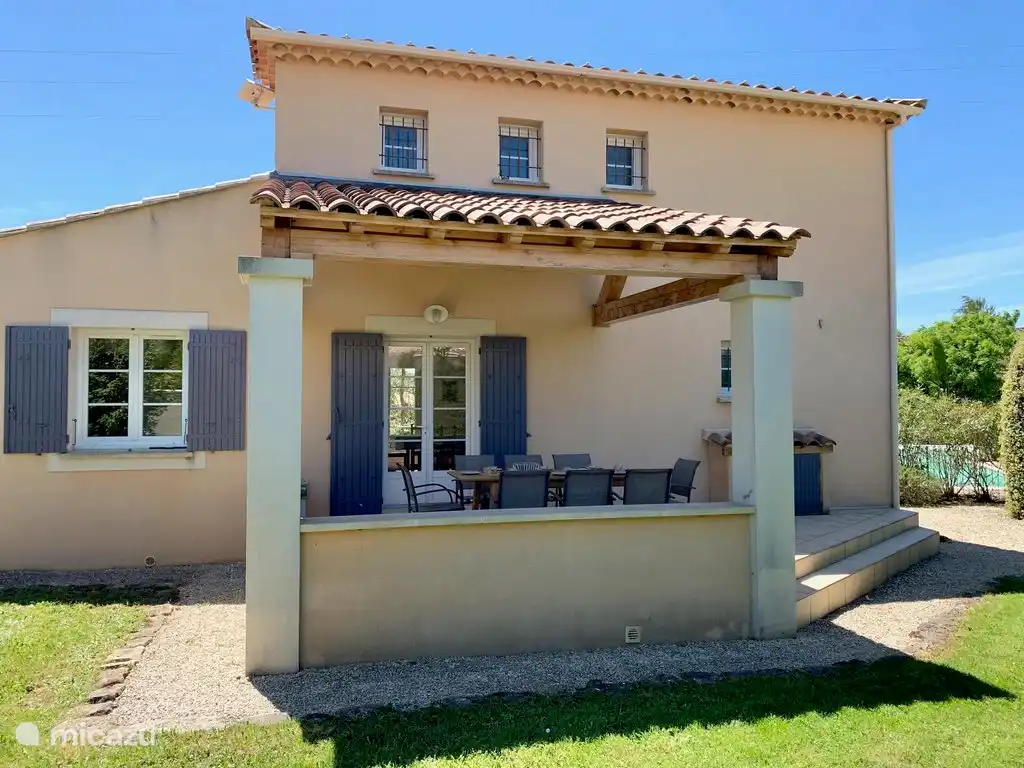 Die nach Norden ausgerichtete Terrasse ist ideal für ein Mittagessen am Mittag, ohne der Hitze der Sonne zu leiden. Dieser schattige Bereich bietet eine angenehme und kühle Umgebung.