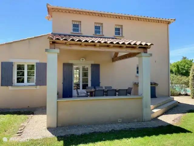 Villa du Jas de Court | France, Vaucluse, Le Barroux - villa Terrasse, orientée vers le nord, est idéale pour déjeuner à midi sans subir la chaleur du soleil. Cet espace ombragé offre un cadre agréable et frais.