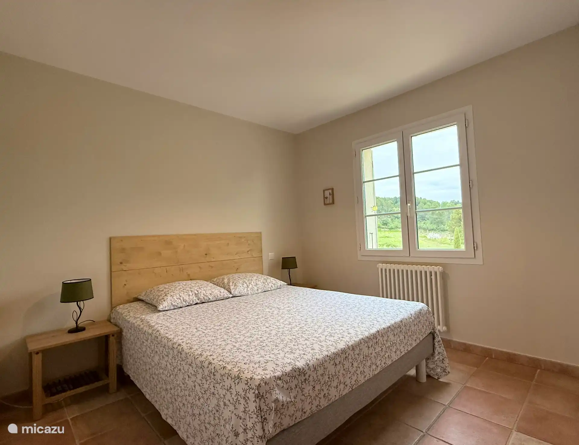 Schlafzimmer 1 im Obergeschoss, mit einem großen Kleiderschrank und einem 160 cm Bett.