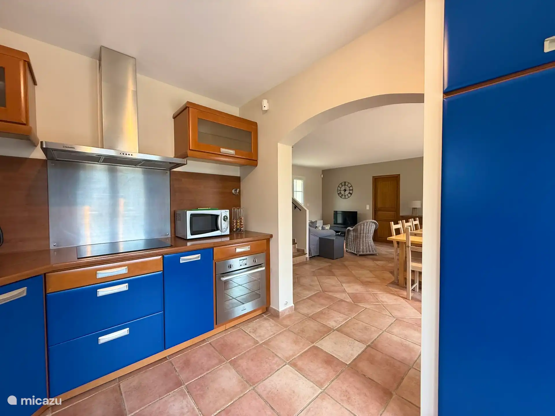 Küchenbereich mit direktem Zugang zum Esszimmer.