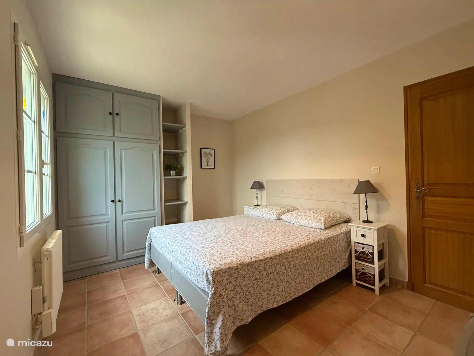 Schlafzimmer 2 im Obergeschoss, geräumig, mit zwei 80 cm Betten und einem Schminktisch.