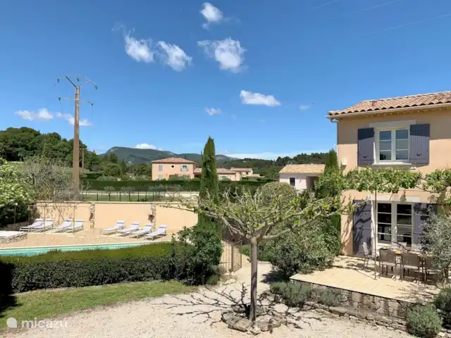 Villa du Jas de Court | France, Vaucluse, Le Barroux - villa Vue sur la maison et la piscine
