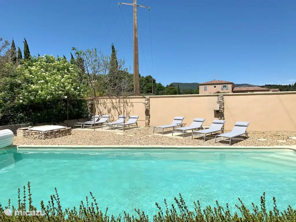 Blick auf den Pool und die Sonnenliegen