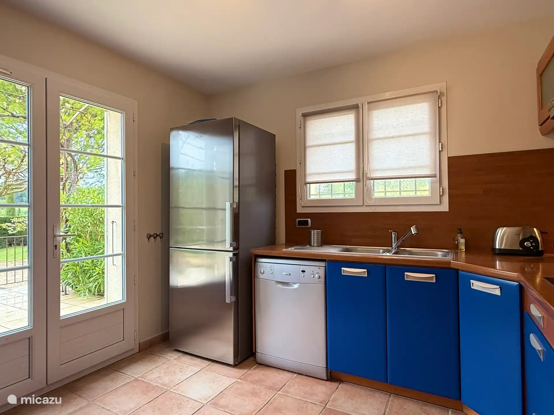 Die ausgestattete und funktionale Küche bietet direkten Zugang zur Südterrasse.