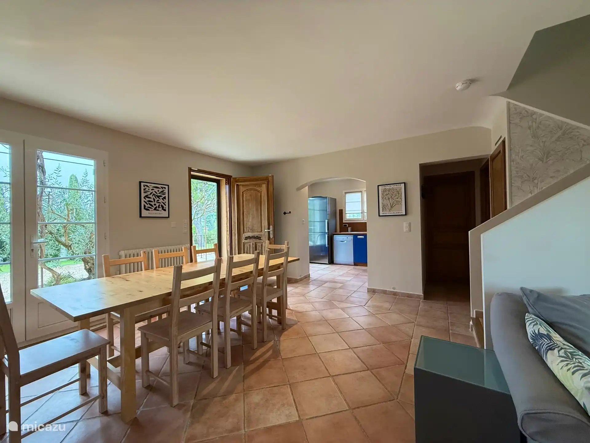 Helles Wohn-/Esszimmer dank französischer Fenster und Glastür. Dieser Raum verfügt auch über Heizung und Klimaanlage.