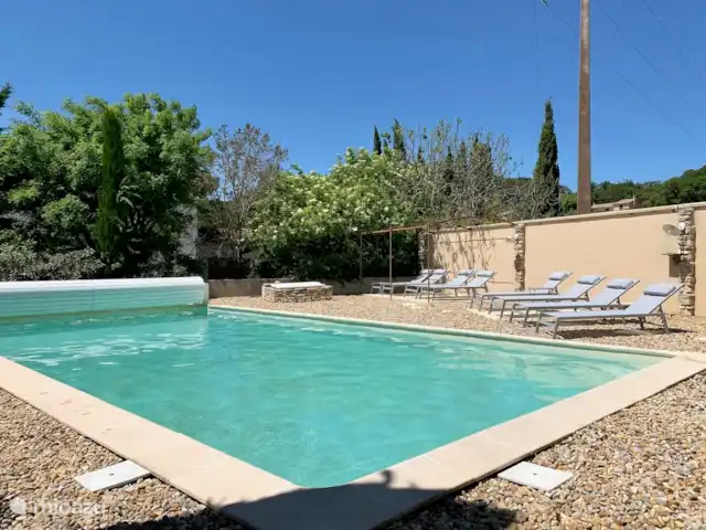 Villa du Jas de Court | France, Vaucluse, Le Barroux - villa Espace piscine accueillant. Une douche pour se rafraîchir avant ou après une baignade. Autour de la piscine, des transats sont disposés, certains sous le soleil et d'autres à l'ombre.