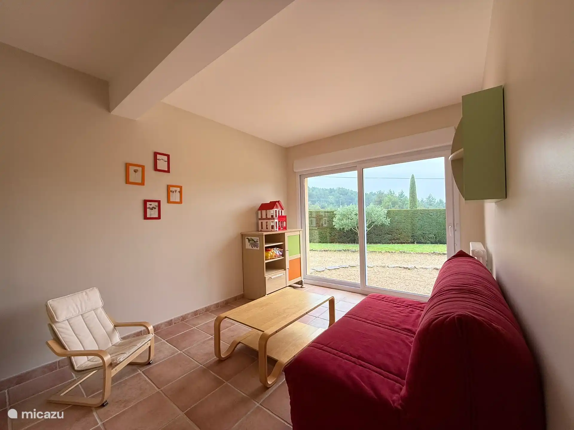 Perfektes Spielzimmer für Kinder in einer komfortablen und einladenden Umgebung.