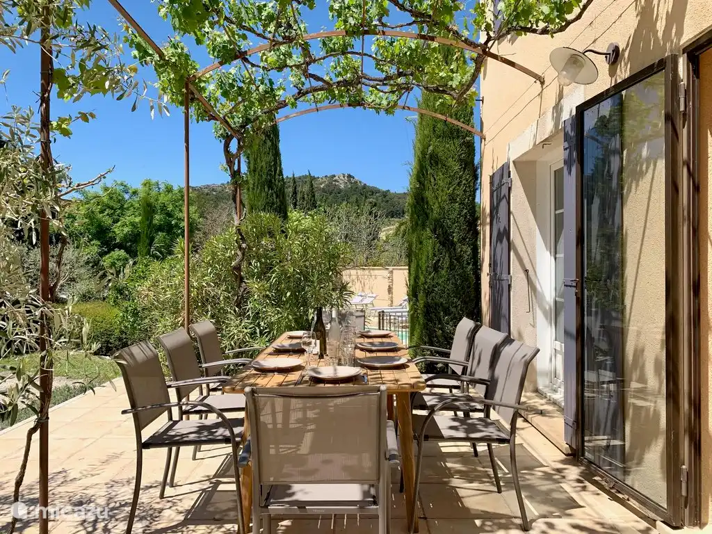 Die nach Süden ausgerichtete, mit Weinreben bewachsene Terrasse schafft eine sehr angenehme Atmosphäre für das Abendessen am Abend.