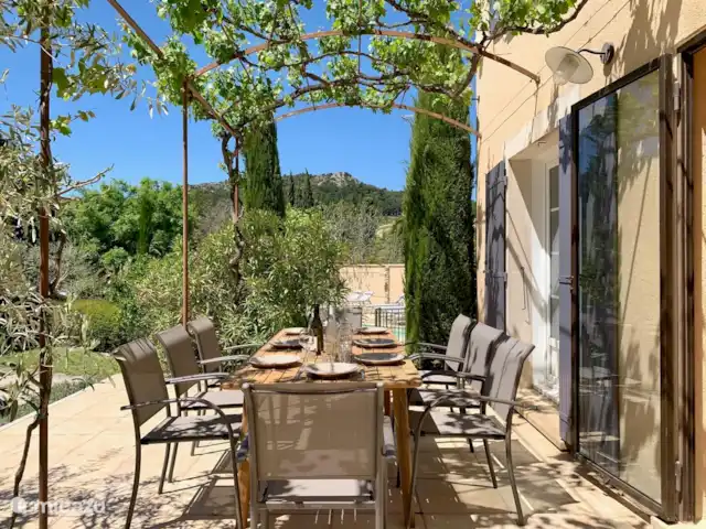 Villa du Jas de Court | France, Vaucluse, Le Barroux - villa Terrasse orientée sud, recouverte de vigne, créant une ambiance très agréable pour dîner le soir.