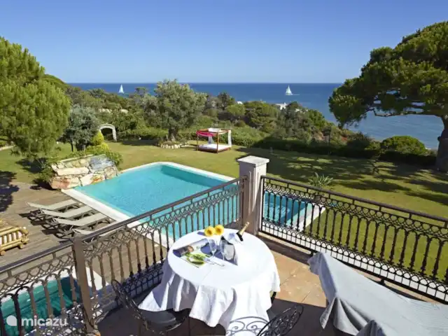 Villa Bicos | Portugal, Algarve, Albufeira - villa Vue d’ensemble du jardin avec vue sur la mer, depuis le balcon.
